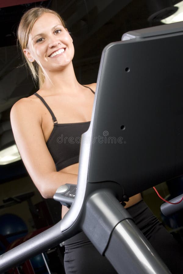 όμορφο treadmill κοριτσιών στοκ φωτογραφία με δικαίωμα ελεύθερης χρήσης
