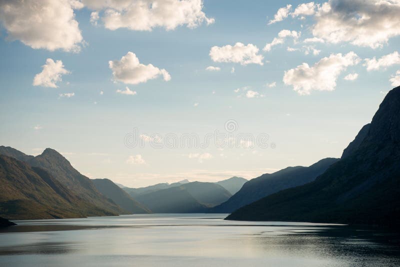 όμορφο ήρεμο τοπίο στο εθνικό πάρκο Jotunheimen κορυφογραμμών Besseggen λιμνών Gjende στοκ εικόνες