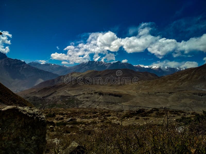 Όμορφο ήρεμο τοπίο της περιοχής δια-Himalayan του Νεπάλ στοκ φωτογραφία με δικαίωμα ελεύθερης χρήσης Όμορφο ήρεμο τοπίο της περιοχής δια-Himalayan του Νεπάλ στοκ φωτογραφία με δικαίωμα ελεύθερης χρήσης