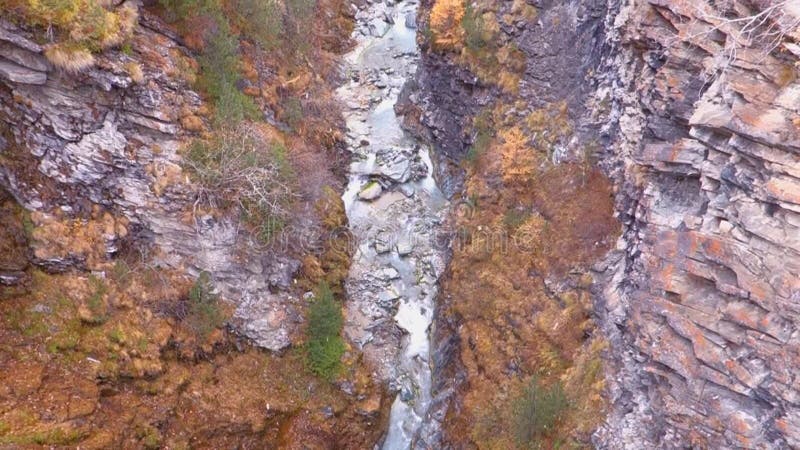 Όμορφο αλπικό τοπίο φθινοπώρου με τον κολπίσκο Zmuttbach κοντά σε Zermatt