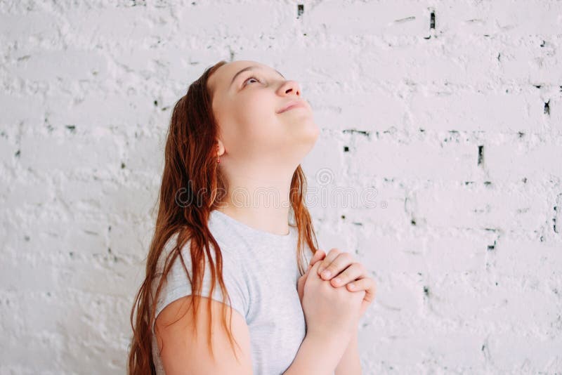Όμορφο γοητευτικό redhead χαμογελώντας κορίτσι εφήβων που καθιστά μια επιθυμία απομονωμένη στον άσπρο τουβλότοιχο στοκ φωτογραφία με δικαίωμα ελεύθερης χρήσης Όμορφο γοητευτικό redhead χαμογελώντας κορίτσι εφήβων που καθιστά μια επιθυμία απομονωμένη στον άσπρο τουβλότοιχο στοκ φωτογραφία με δικαίωμα ελεύθερης χρήσης