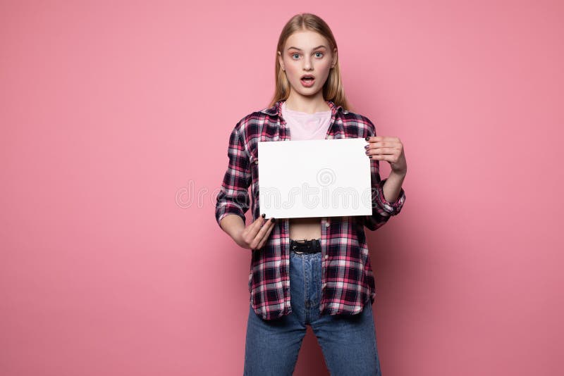Όμορφο εντυπωσιασμένο ξανθό κορίτσι στα περιστασιακά ενδύματα με το ανοικτό στόμα στοκ εικόνες Όμορφο εντυπωσιασμένο ξανθό κορίτσι στα περιστασιακά ενδύματα με το ανοικτό στόμα στοκ εικόνες