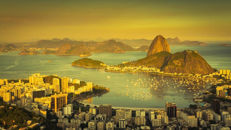 Όμορφο ηλιοβασίλεμα πέρα από το Ρίο ντε Τζανέιρο που φιλτράρει το χρονικό σφάλμα
