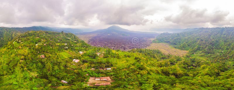 Όμορφο ηφαίστειο Batur, άποψη από τον κηφήνα, πανόραμα στοκ εικόνα Όμορφο ηφαίστειο Batur, άποψη από τον κηφήνα, πανόραμα στοκ εικόνα