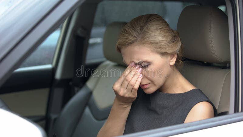 Όμορφο θηλυκό στο αυτοκίνητο που αισθάνεται τον πόνο ματιών, εξαγωγή μετά από το μακροχρόνιο ταξίδι στοκ εικόνα Όμορφο θηλυκό στο αυτοκίνητο που αισθάνεται τον πόνο ματιών, εξαγωγή μετά από το μακροχρόνιο ταξίδι στοκ εικόνα