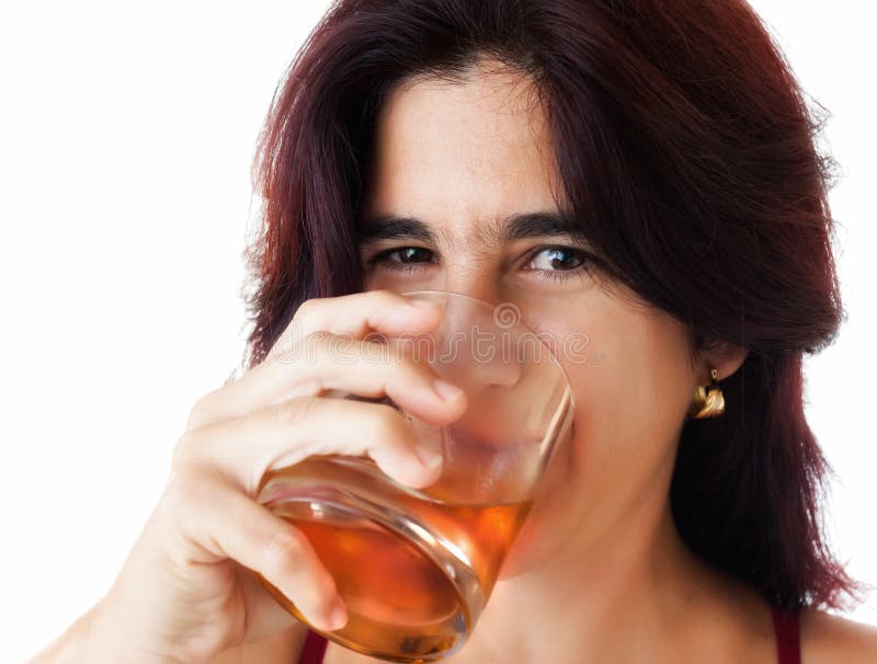 Όμορφο ισπανικό ουίσκυ κατανάλωσης γυναικών στοκ εικόνες Όμορφο ισπανικό ουίσκυ κατανάλωσης γυναικών στοκ εικόνες