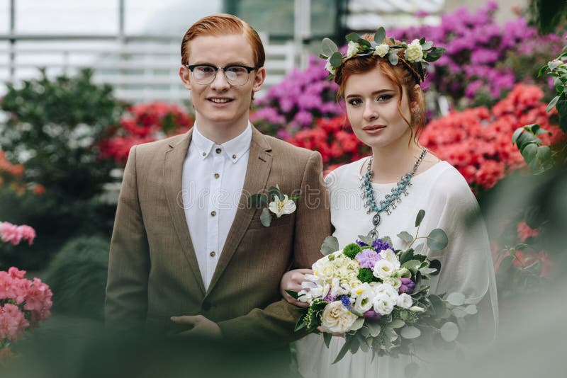 όμορφο κομψό νέο redhead χαμόγελο γαμήλιων ζευγών στοκ φωτογραφία με δικαίωμα ελεύθερης χρήσης