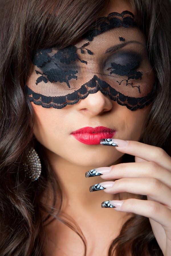 Όμορφο κορίτσι brunette με το δαντελλωτός manicur Καλών Τεχνών στοκ εικόνα με δικαίωμα ελεύθερης χρήσης