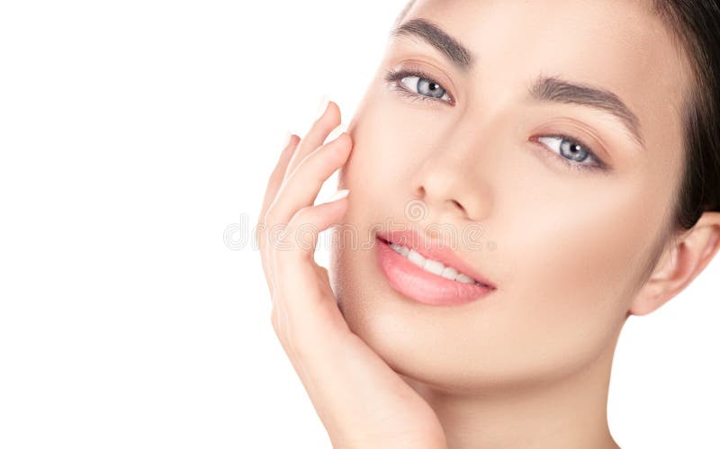 Όμορφο κορίτσι brunette σχετικά με το πρόσωπό της Τέλειο φρέσκο δέρμα απομονωμένο λευκό πορτρέτου ανασκόπησης ομορφιά Νεολαία και στοκ φωτογραφία