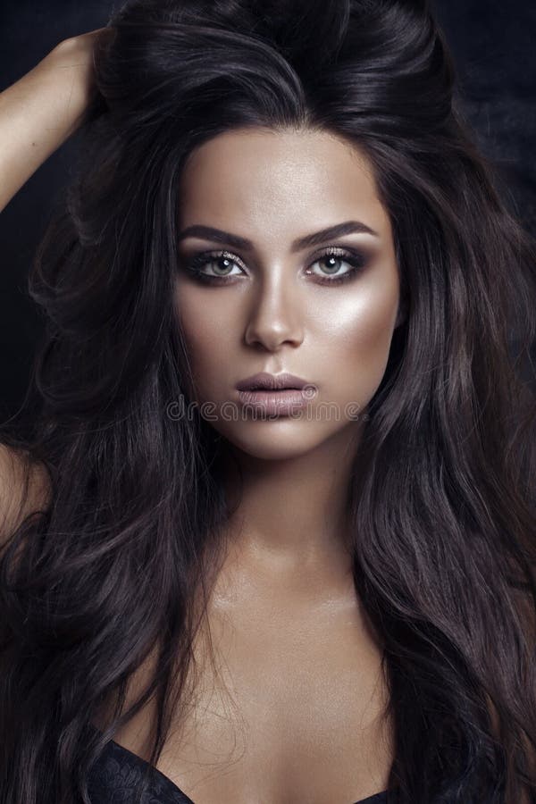Όμορφο κορίτσι brunette Υγιής μακρυμάλλης πρότυπη γυναίκα ομορφιάς hairstyle στοκ εικόνα με δικαίωμα ελεύθερης χρήσης Όμορφο κορίτσι brunette Υγιής μακρυμάλλης πρότυπη γυναίκα ομορφιάς hairstyle στοκ εικόνα με δικαίωμα ελεύθερης χρήσης