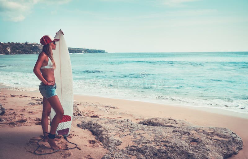 Όμορφο κορίτσι Surfer στην παραλία στοκ φωτογραφία