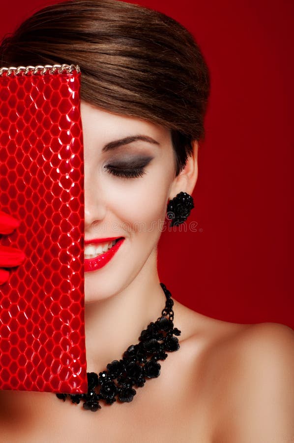 Όμορφο κορίτσι με ένα κόκκινο πορτοφόλι makeup εξαρτημάτων στοκ φωτογραφίες με δικαίωμα ελεύθερης χρήσης Όμορφο κορίτσι με ένα κόκκινο πορτοφόλι makeup εξαρτημάτων στοκ φωτογραφίες με δικαίωμα ελεύθερης χρήσης