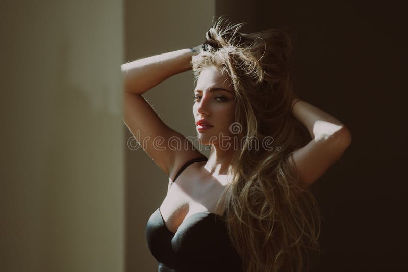 όμορφο κορίτσι με καθαρό δέρμα φυσικό μακιγιάζ. αισθησιακή γυναίκα μόδας πρόσωπο κοντά. όμορφο πορτρέτο της νεαρής σέξι στοκ εικόνες