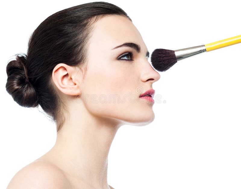 Όμορφο κορίτσι που παίρνει makeup εφαρμοσμένο στο πρόσωπό της στοκ εικόνες με δικαίωμα ελεύθερης χρήσης