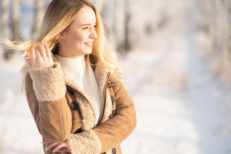 όμορφο κορίτσι σε ένα παγωμένο χειμερινό δάσος μια ηλιόλουστη μέρα στοκ εικόνες