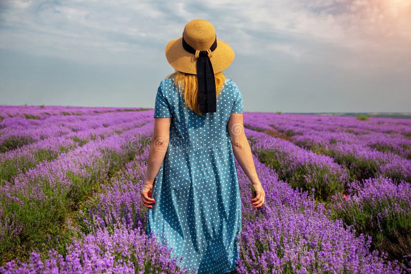 Όμορφο κορίτσι σε έναν lavender τομέα Κορίτσι που περπατά στον τομέα Μολδαβία στοκ εικόνες με δικαίωμα ελεύθερης χρήσης