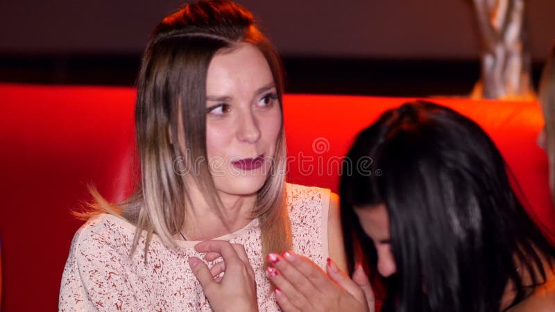 Όμορφο κορίτσι στο κόμμα που μιλά και που γελά απόθεμα βίντεο