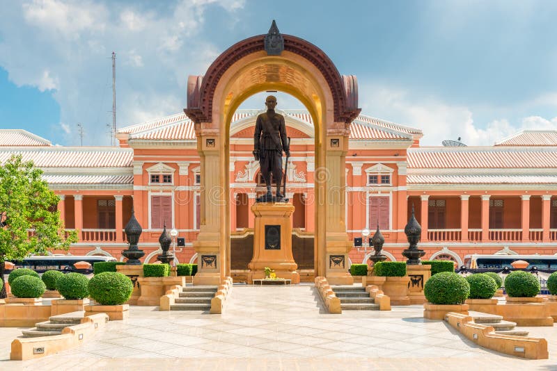 Όμορφο κτήριο παλατιών Saranrom στο πορτοκάλι με ένα μνημείο μέσα στοκ φωτογραφία με δικαίωμα ελεύθερης χρήσης