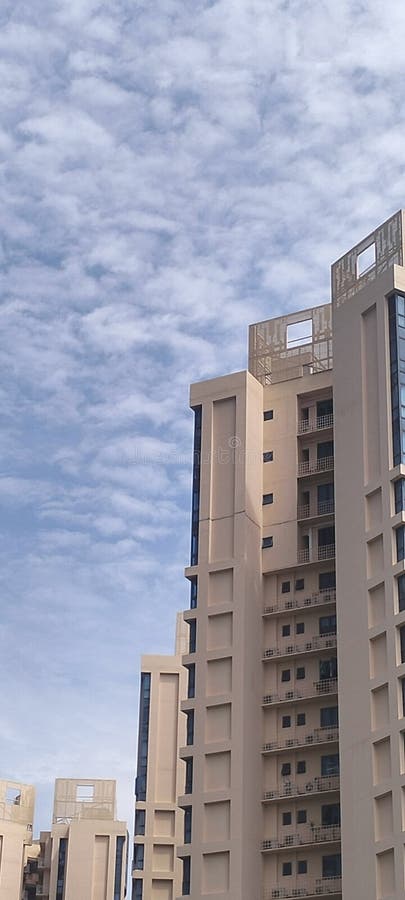 Όμορφο κτίριο κάτω από τα λευκά σύννεφα στη Σιγκαπούρη στοκ φωτογραφία με δικαίωμα ελεύθερης χρήσης