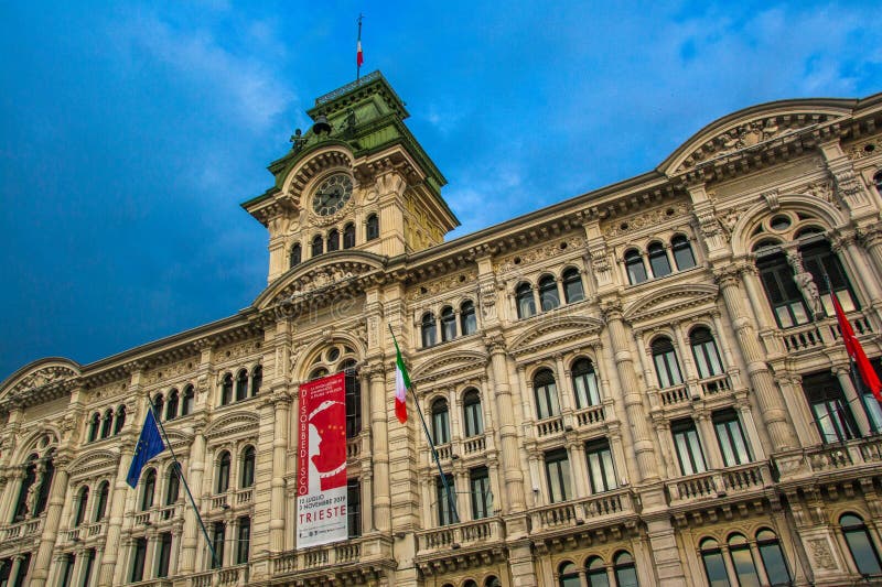 όμορφο κτίριο στην piazza dellunita ditalia στην πόλη της τεργέστης στοκ εικόνα