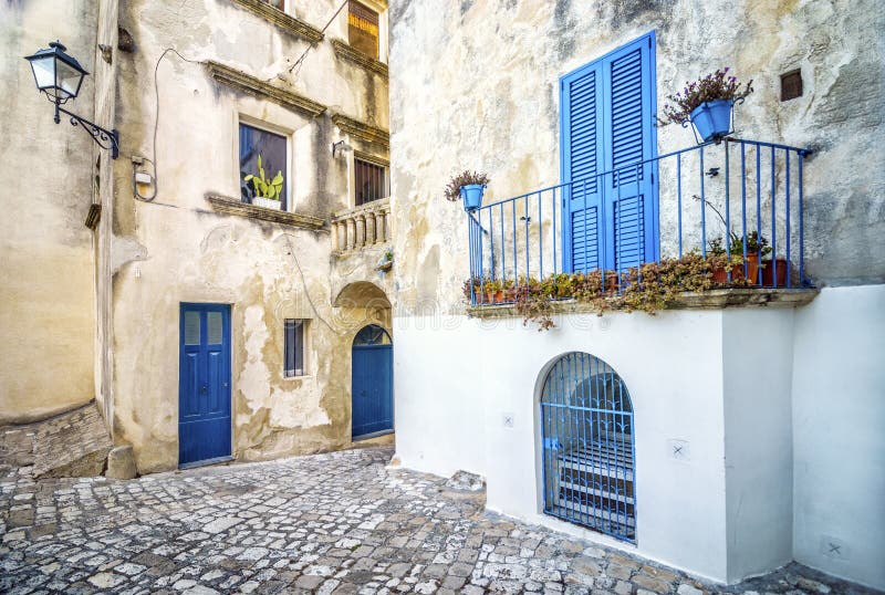 Όμορφο μεσογειακό προαύλιο στο Οτράντο, Ιταλία στοκ εικόνες Όμορφο μεσογειακό προαύλιο στο Οτράντο, Ιταλία στοκ εικόνες