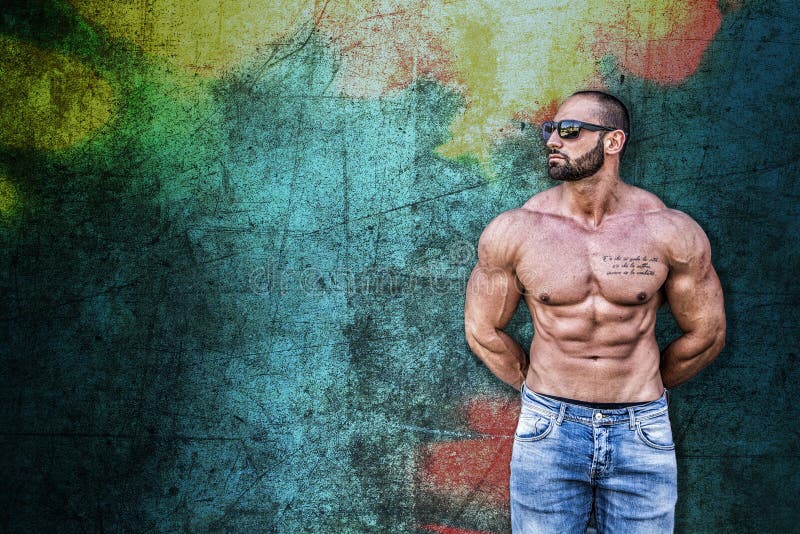 Όμορφο μυϊκό άτομο Hunk γυμνοστήθων στο ζωηρόχρωμο κλίμα στοκ φωτογραφία με δικαίωμα ελεύθερης χρήσης Όμορφο μυϊκό άτομο Hunk γυμνοστήθων στο ζωηρόχρωμο κλίμα στοκ φωτογραφία με δικαίωμα ελεύθερης χρήσης