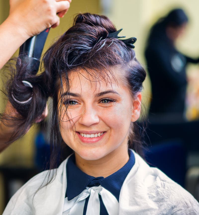 Όμορφο νέο κορίτσι που απολαμβάνει hairdressing στο σαλόνι στοκ φωτογραφίες με δικαίωμα ελεύθερης χρήσης Όμορφο νέο κορίτσι που απολαμβάνει hairdressing στο σαλόνι στοκ φωτογραφίες με δικαίωμα ελεύθερης χρήσης