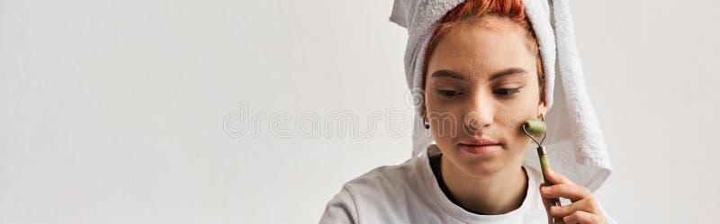 όμορφο νεαρό πολυτελές άτομο με σπιτικό ένδυμα στοκ φωτογραφίες με δικαίωμα ελεύθερης χρήσης
