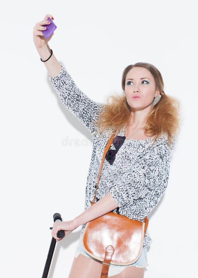 Όμορφο ξανθό κορίτσι που κάνει selfie duckface με την εκλεκτής ποιότητας τσάντα στον ώμο του κλείστε επάνω εσωτερικός στοκ εικόνες