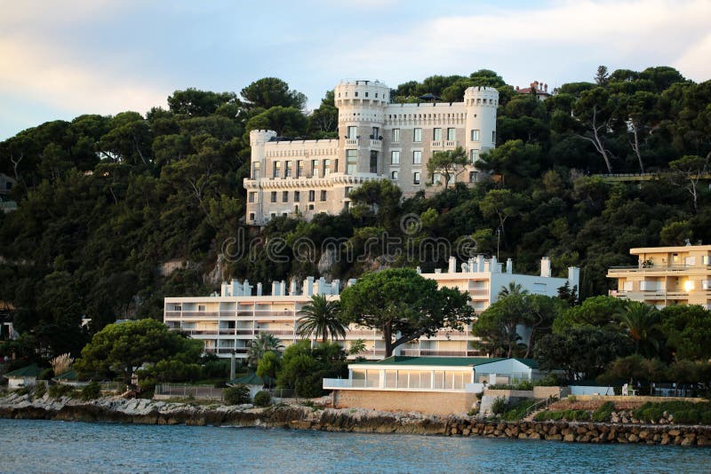 Όμορφο παλάτι στο δύσκολο λόφο στοκ φωτογραφίες με δικαίωμα ελεύθερης χρήσης Όμορφο παλάτι στο δύσκολο λόφο στοκ φωτογραφίες με δικαίωμα ελεύθερης χρήσης