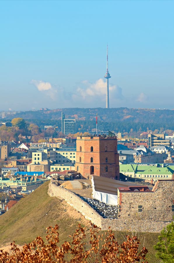 Όμορφο πανόραμα Vilnius, Λιθουανία, με το κάστρο Gediminas και τον πύργο TV στοκ φωτογραφίες Όμορφο πανόραμα Vilnius, Λιθουανία, με το κάστρο Gediminas και τον πύργο TV στοκ φωτογραφίες