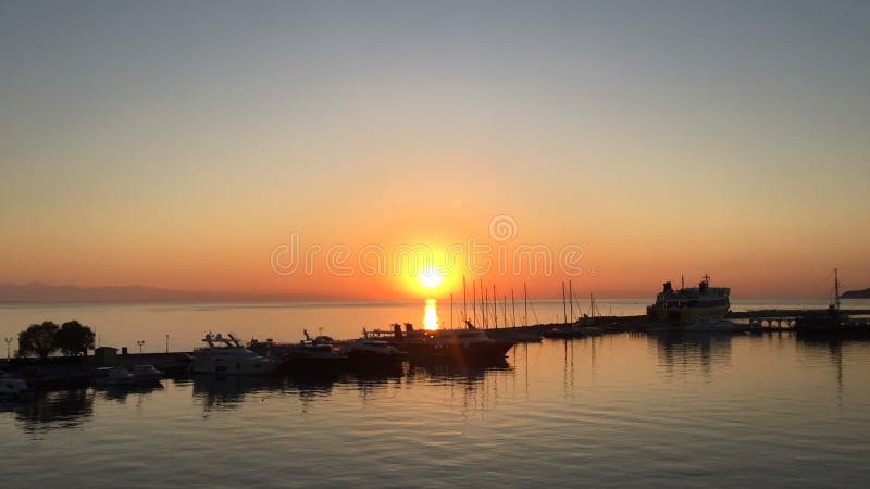 Όμορφο πλήρες βίντεο HD timelapse μιας θερινής ανατολής πέρα από την πόλη της Ζάκυνθου, Ελλάδα φιλμ μικρού μήκους