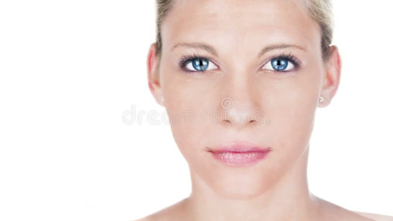 Όμορφο πορτρέτο διαδικασίας γήρανσης γυναικών Θηλυκό πρότυπο με το ρόδινο κραγιόν με τη γήρανση του δέρματος και την ανάπτυξη των