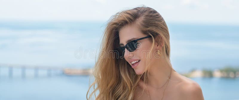Όμορφο πρόσωπο νεαρής γυναίκας με φυσικό υγιές δέρμα. Όμορφο γυναικείο πορτραίτο. Νεαρή γυναίκα με καθαρό φρέσκο δέρμα, καλοκαίρι στοκ εικόνες με δικαίωμα ελεύθερης χρήσης