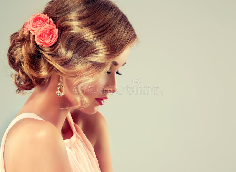Όμορφο πρότυπο με τον κομψό γάμο hairstyle στοκ φωτογραφίες με δικαίωμα ελεύθερης χρήσης Όμορφο πρότυπο με τον κομψό γάμο hairstyle στοκ φωτογραφίες με δικαίωμα ελεύθερης χρήσης