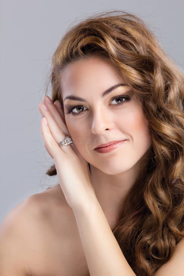 Όμορφο πρότυπο πορτρέτο brunette στοκ φωτογραφία Όμορφο πρότυπο πορτρέτο brunette στοκ φωτογραφία