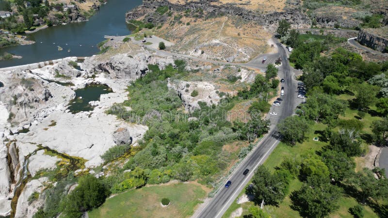 ένα όμορφο τοπίο ενός δρόμου σε μια βραχώδη περιοχή μια ηλιόλουστη μέρα