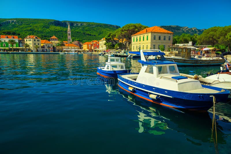 όμορφο τοπίο και λιμάνι με βάρκες γιέλσα χβαρ στοκ φωτογραφίες με δικαίωμα ελεύθερης χρήσης