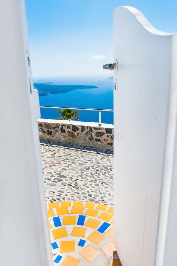 Όμορφο τοπίο με την άποψη θάλασσας σχετικά με το νησί Santorini, Ελλάδα στοκ φωτογραφία με δικαίωμα ελεύθερης χρήσης Όμορφο τοπίο με την άποψη θάλασσας σχετικά με το νησί Santorini, Ελλάδα στοκ φωτογραφία με δικαίωμα ελεύθερης χρήσης