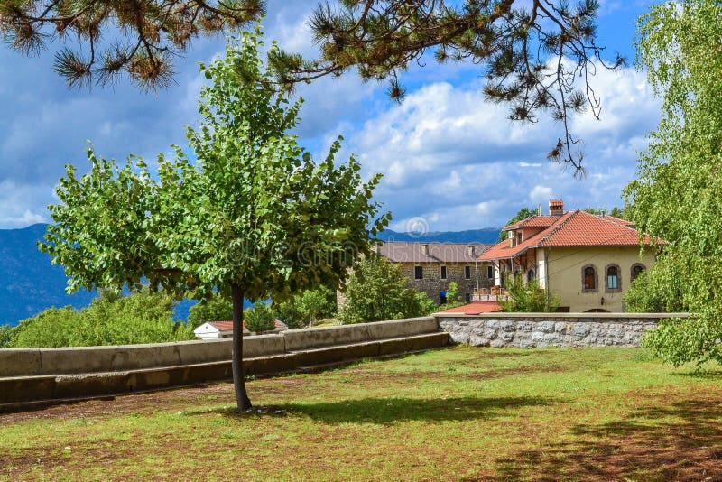 Όμορφο τοπίο Ορεινό χωριό Ένα σπίτι με μια κεραμωμένη στέγη Δέντρο και μπλε ουρανός Μαυροβούνιο στοκ εικόνες Όμορφο τοπίο Ορεινό χωριό Ένα σπίτι με μια κεραμωμένη στέγη Δέντρο και μπλε ουρανός Μαυροβούνιο στοκ εικόνες