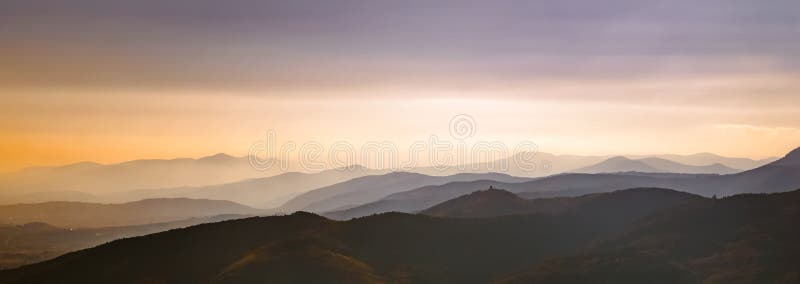Όμορφο φυσικό πανοραμικό τοπίο των βουνών Vosges στο σούρουπο, Γαλλία στοκ εικόνα Όμορφο φυσικό πανοραμικό τοπίο των βουνών Vosges στο σούρουπο, Γαλλία στοκ εικόνα