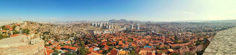 Όμορφο φωτεινό πανόραμα της πρωτεύουσας της Τουρκίας από το τείχος του Κάστρου της Άγκυρας Σπίτια με κόκκινες σκεπές και ουρανοξύ στοκ φωτογραφίες με δικαίωμα ελεύθερης χρήσης Όμορφο φωτεινό πανόραμα της πρωτεύουσας της Τουρκίας από το τείχος του Κάστρου της Άγκυρας Σπίτια με κόκκινες σκεπές και ουρανοξύ στοκ φωτογραφίες με δικαίωμα ελεύθερης χρήσης