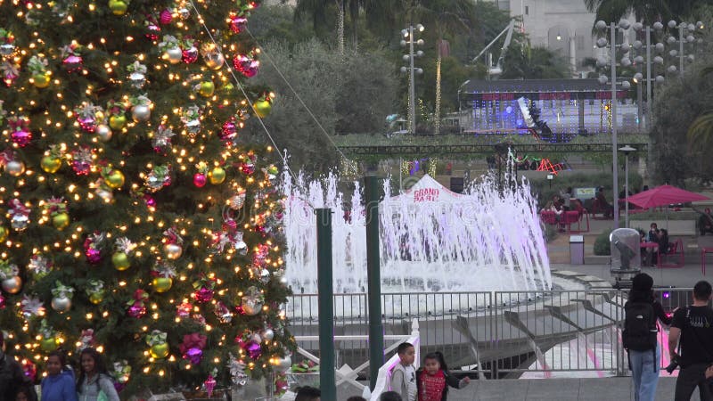 Όμορφο χριστουγεννιάτικο δέντρο και σιντριβάνι στο κέντρο του Λος Άντζελες