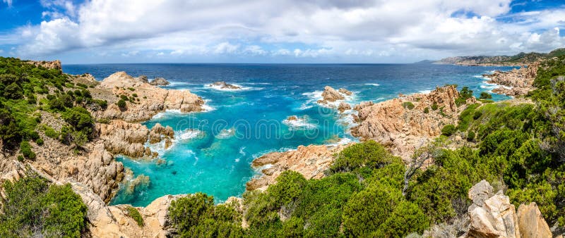 Όμορφο ωκεάνιο πανόραμα ακτών στη πλευρά Paradiso, Σαρδηνία στοκ φωτογραφίες με δικαίωμα ελεύθερης χρήσης Όμορφο ωκεάνιο πανόραμα ακτών στη πλευρά Paradiso, Σαρδηνία στοκ φωτογραφίες με δικαίωμα ελεύθερης χρήσης