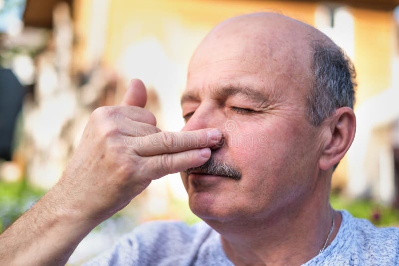 Όμορφο ώριμο pranayama γιόγκας αναπνοής ατόμων τη θερινή ηλιόλουστη ημέρα έξω στοκ φωτογραφίες Όμορφο ώριμο pranayama γιόγκας αναπνοής ατόμων τη θερινή ηλιόλουστη ημέρα έξω στοκ φωτογραφίες
