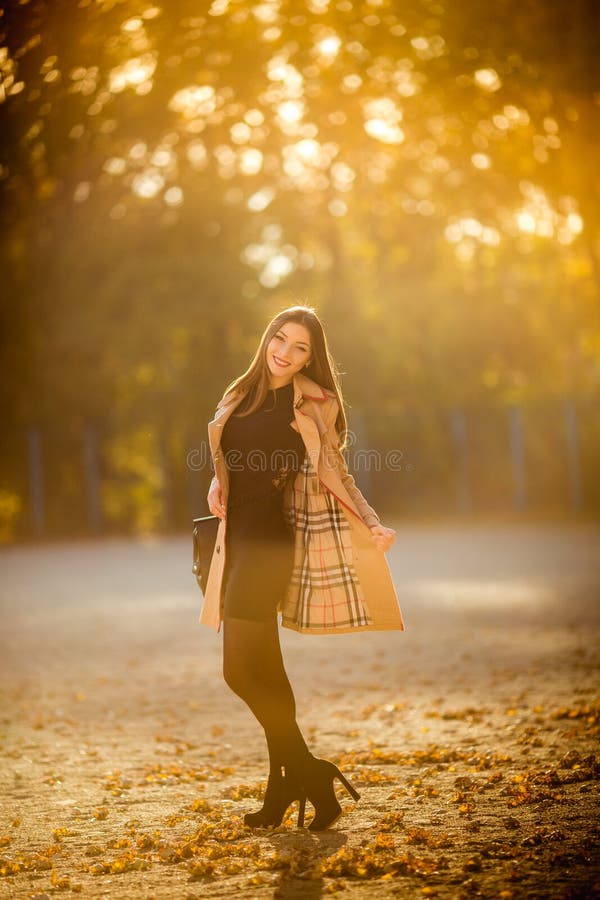 Όμορφοι ευτυχείς νέοι περίπατοι brunette στοκ εικόνες Όμορφοι ευτυχείς νέοι περίπατοι brunette στοκ εικόνες
