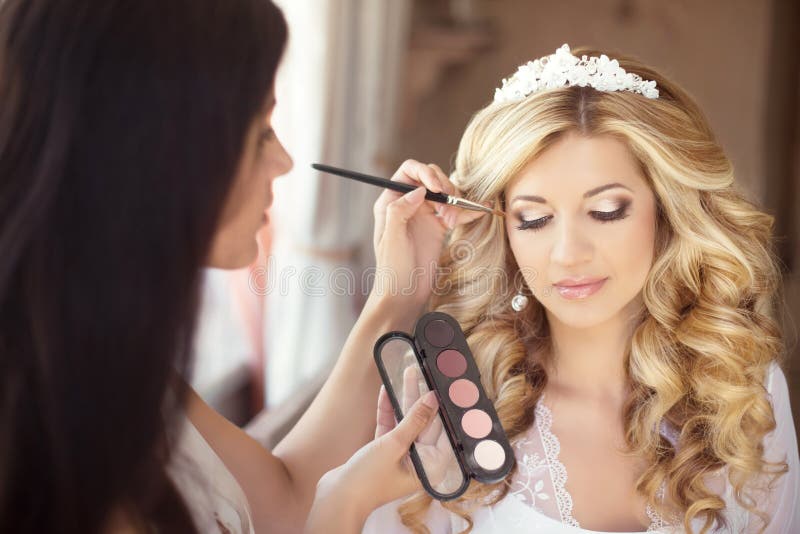 Όμορφος γάμος νυφών με το makeup και το σγουρό hairstyle στιλίστας στοκ φωτογραφία με δικαίωμα ελεύθερης χρήσης