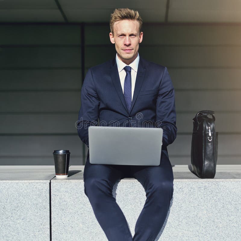 Όμορφος επιχειρηματίας με το lap-top που εξετάζει τη κάμερα στοκ φωτογραφίες Όμορφος επιχειρηματίας με το lap-top που εξετάζει τη κάμερα στοκ φωτογραφίες