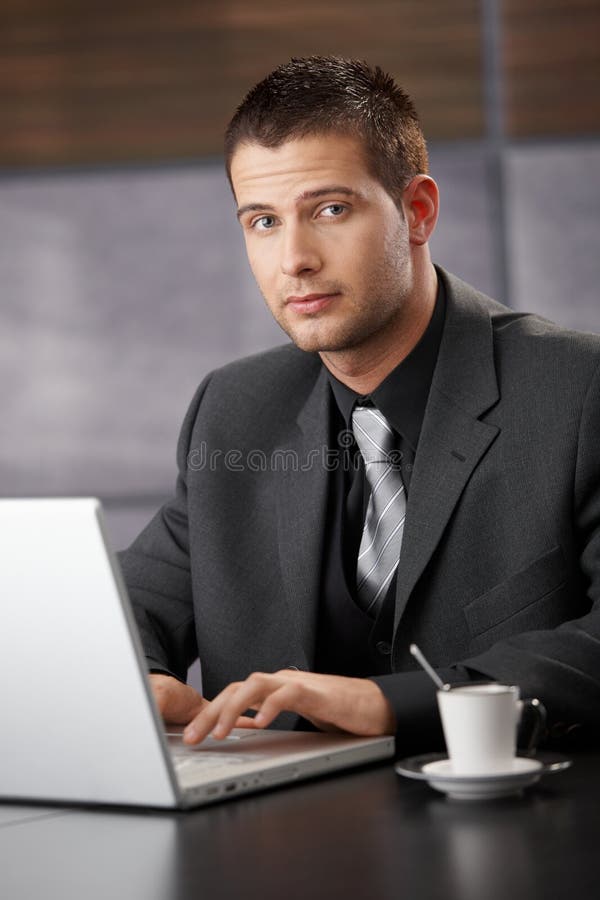 Όμορφος επιχειρηματίας που εργάζεται στο lap-top στοκ φωτογραφίες