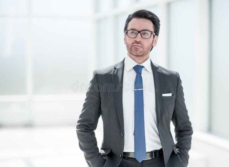 Όμορφος επιχειρηματίας στο υπόβαθρο γραφείων στοκ εικόνες